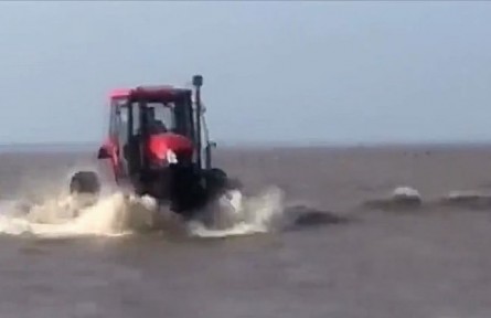 中國一拖成功研發(fā)出國內(nèi)首臺“沿海涉水拖拉機(jī)”