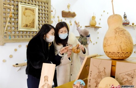 在新疆吐魯番市葡萄溝景區(qū)趕一場非遺大集