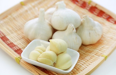 辟謠 | 經(jīng)常吃大蒜能降血壓？醫(yī)生：想穩(wěn)定血壓，這3類食物要少吃