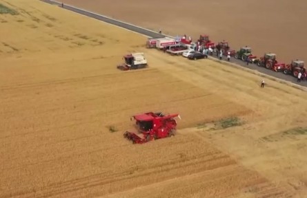 山西運(yùn)城：收割機(jī)穿梭忙 配套服務(wù)貼心跟上