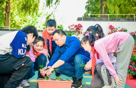 江蘇省南京市南昌路小學(xué)：課堂搬進(jìn)大自然，種花種草種夢(mèng)想