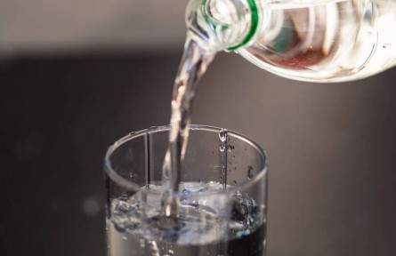 辟謠 | “蘇打水”算健康飲品嗎？?jī)深?lèi)人不建議喝
