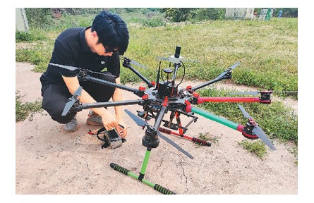 無人機(jī)駕駛員：“我們在地上開飛機(jī)！