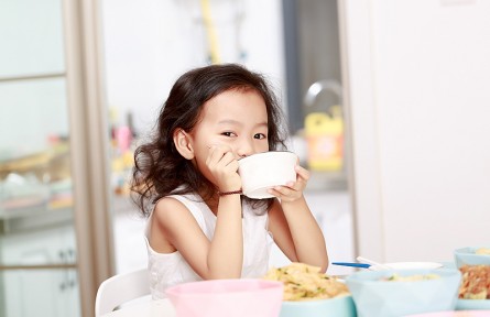 小孩吃飯時喝湯，會稀釋胃液影響消化？