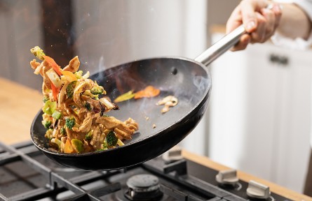 辟謠|炒菜時油冒煙了才下鍋，炒出來的菜更香？