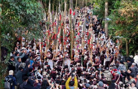 貴州岜沙苗寨：笙歌傳古寨，盛裝慶豐年